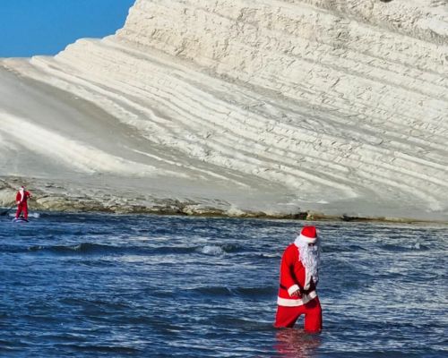 Babbo Natale fa un bagno ai piedi della Scala dei Turchi