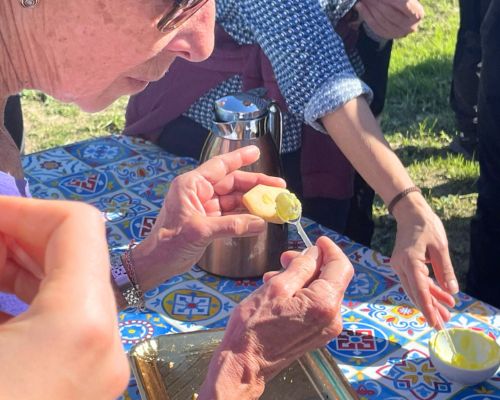 Una donna degusta un prodotto tipico agrigentino alla fine di un trekking di VisitAgrigento