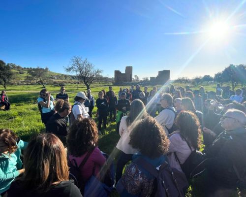 Turisti impegnato in un trekking organizzato da VisitAgrigento nella Valle dei Templi