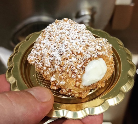 U ciarduni è un dolce con frolla, ricotta e granella, dalla forma simile al cannolo