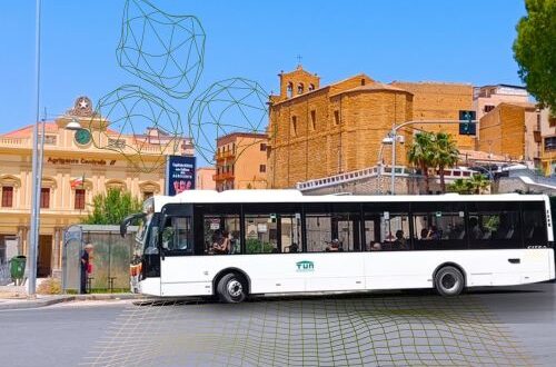 Nell'immagine si vede un autobus dei trasporti pubblici di Agrigento posteggiato davanti a piazza Stazione