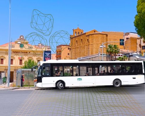 Nell'immagine si vede un autobus dei trasporti pubblici di Agrigento posteggiato davanti a piazza Stazione