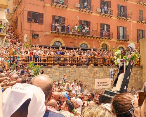 La statua di San Calogero viene accolta dalla popolazione numerosa e festante davanti alle porte del santuario