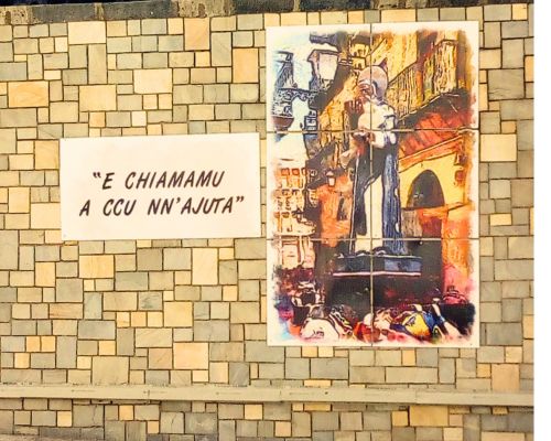 "E chiamamu a ccu n'aiuta" il grido votivo di San Calogero, su un muro davanti al Santuario