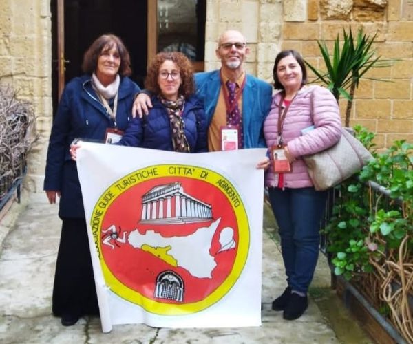 Guide turistiche abilitate durante una visita a Santa Maria dei Greci ad Agrigento