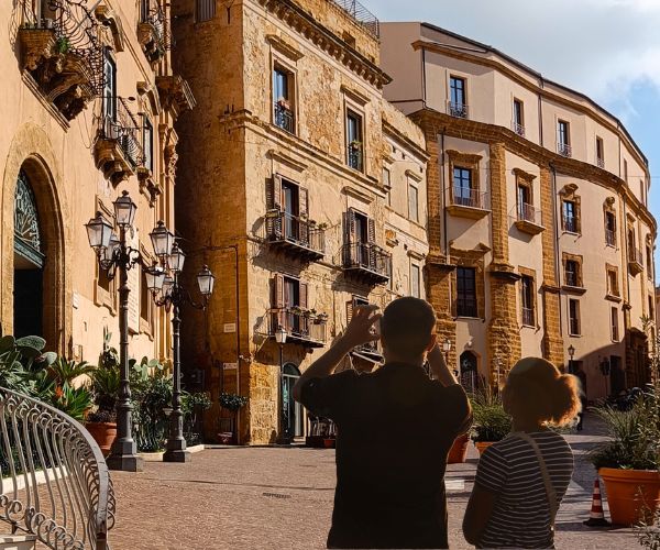 Turisti in giro per Agrigento