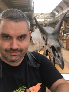 Luca Castronovo con un teschio di Triceratopo